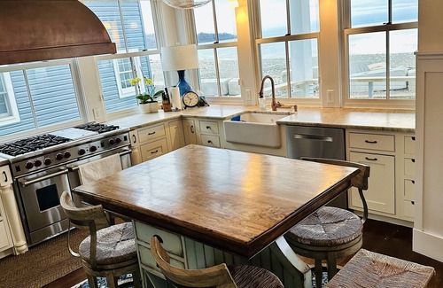 North East House | Scenic lake house on the shores of Lake Erie. Spacious home with lake access.