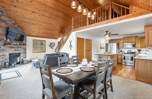 Oxford Cabin | Scenic Lake Views & Adventure Near the Dells