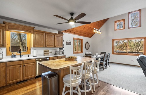Oxford Cabin | Scenic Lake Views & Adventure Near the Dells