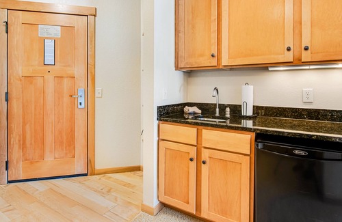 Three Lakes Condo | Scenic lakefront condo with pool, hot tub, gym & central AC
