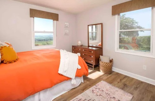 Broadway House | Scenic mountain view 3 BR house on farm with pool