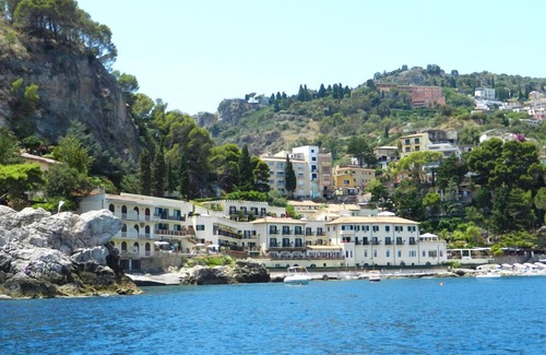Forza d'Agro Apartment | Scenic mountain villa in vineyards in quiet area in Forza d'Agrò near Taormina