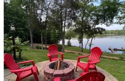 Parsons House | Scenic River Cabin Retreat Kayaks, Firepit, Hammock & Dog-Friendly Stay