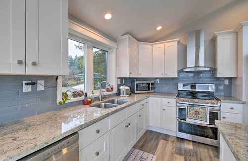 Allyn House | Scenic & Spacious Getaway on North Bay w/Deck!