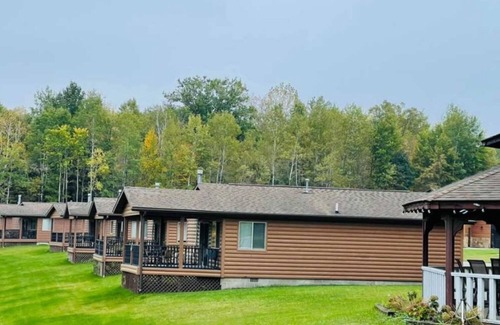 Alger House | Scenic Stay | Indoor Pool, Rowboats & Relaxing Nature Views