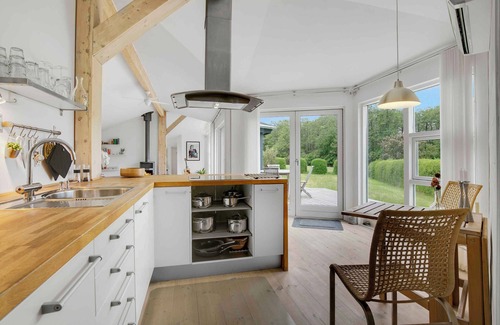 Kirke Hyllinge House | Scenic summer house near quiet lapping waves