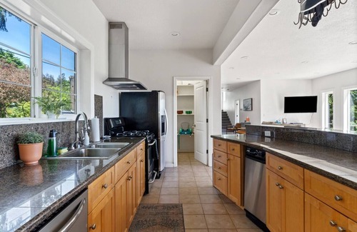 Sandy House | Scenic View Lodge | Hot Tub/Deck | Inspiring View