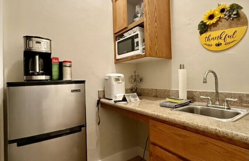Baker City Cottage | Scenic Views Casita 1 - Cozy Studio for 2, Local Golfing 50% Off!