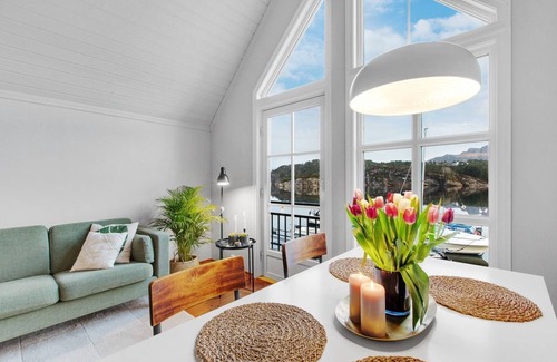 Fjell House | Scenic waterfront cabin, 35 min drive to Bergen and access to fjord