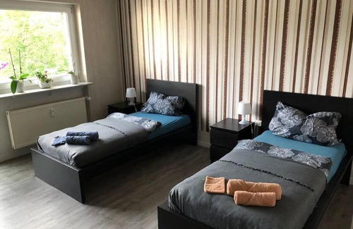 Kleinbreitenbach Apartment | Schöne 128qm große Ferienwohnung in Waldrandlage