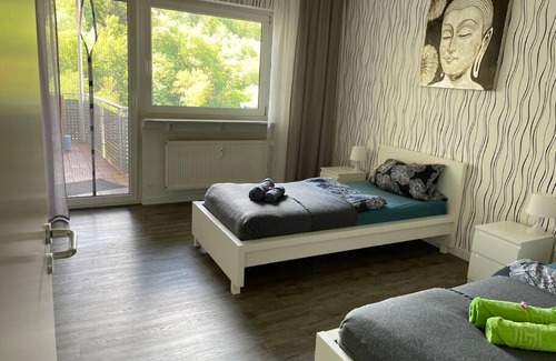 Kleinbreitenbach Apartment | Schöne 128qm große Ferienwohnung in Waldrandlage