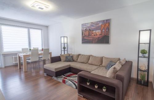 Lampertheim Apartment | Schöne 2 Zimmerwohnung mit UHD-TV, großem Balkon und Hängematte