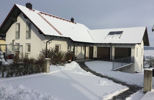 Haarbach Apartment | Schöne, 45qm große Erdgeschoss-FeWo mit 2 Zimmern inkl. Küche und separatem Bad/WC