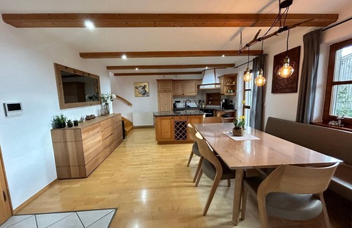 Arnbruck Apartment | Schönes Ferienhaus mit Whirlwanne und Hochwertiger Ausstattung