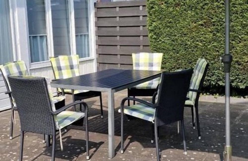 Breskens House | Schoneveld 157 of type Duinroos located at the Schoneveld holiday park is built as a 4 under a roof House and is very practical and cosy. The House is particularly suitable for 1 to 4 people.