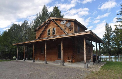 Brownville Cabin | Schoodic Escape– NEW FOR 2023 -Whole house generator and FAST Starlink internet!