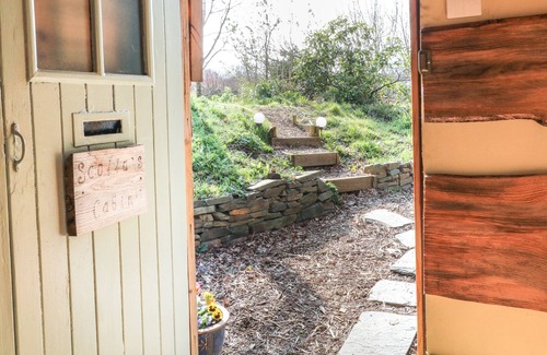 Brazzacott Cottage | SCOLLAS LODGE, pet friendly, with hot tub in Launceston