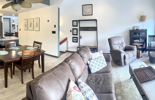Scotch Creek House | Scotch on the Rocks - Waterfront - Shuswap Vacations and Sledding Accommodation