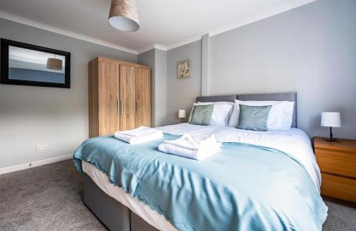 Larkhall Apartment | Scotia House -3 bed house in Larkhall with private driveway