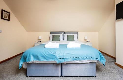 Larkhall Apartment | Scotia House -3 bed house in Larkhall with private driveway