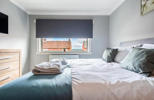 Larkhall Apartment | Scotia House -3 bed house in Larkhall with private driveway