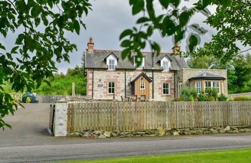 South Galson Cottage | Scottish Highland Cottages "The Old Police House" Daviot, Inverness