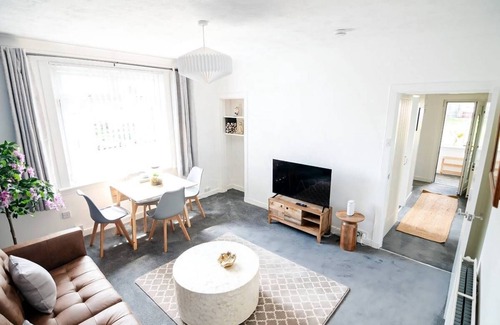 Dundee Apartment | Scottish themed den with free parking close to bus routes and city centre
