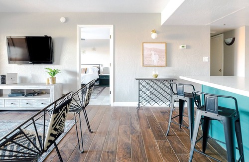 Inner Circle Condo | Scottsdale stay with MTN view+pool