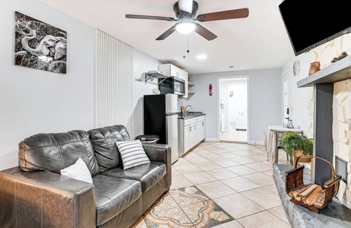 University Apartment | Screened Porch: Tampa Studio 4 Mi to Busch Gardens