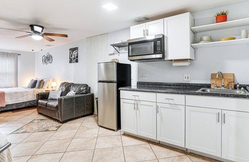 University Apartment | Screened Porch: Tampa Studio 4 Mi to Busch Gardens