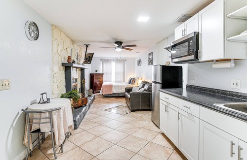 University Apartment | Screened Porch: Tampa Studio 4 Mi to Busch Gardens