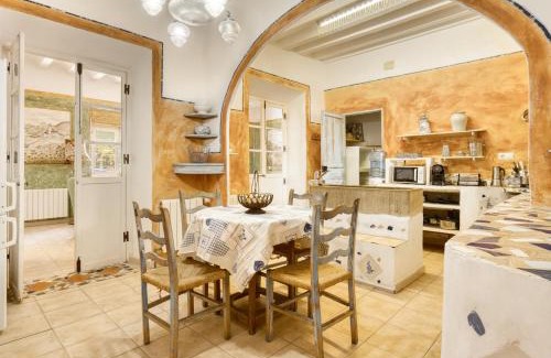Monovar House | Señores y Tía Juana