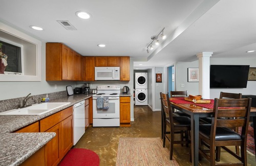 Hosford-Abernethy Apartment | SE 1BR w/Laundry & Fireplace