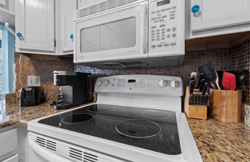 Gulf Shores Condo | Sea Breeze 218: 2BR condo across street from the Gulf, pool & BBQ