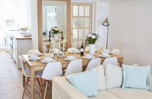 Montpelier House | Sea Breeze, 3 bed cottage with garden & parking (sleeps 10) by MyHolidayLet
