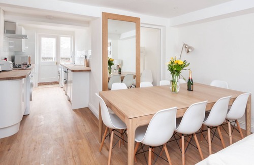 Montpelier House | Sea Breeze, 3 bed cottage with garden & parking (sleeps 10) by MyHolidayLet