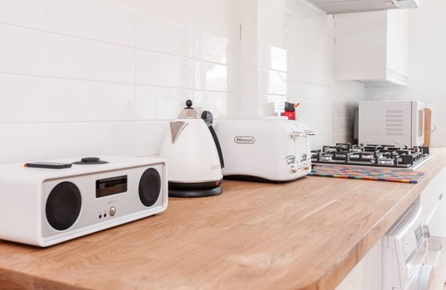 Montpelier House | Sea Breeze, 3 bed cottage with garden & parking (sleeps 10) by MyHolidayLet