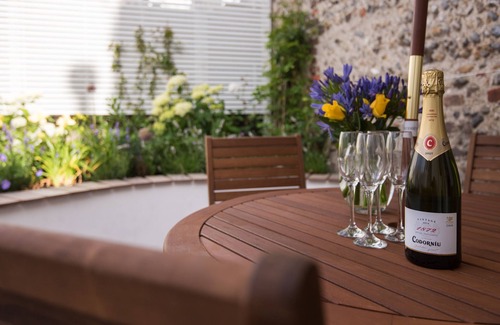 Montpelier House | Sea Breeze, 3 bed cottage with garden & parking (sleeps 10) by MyHolidayLet