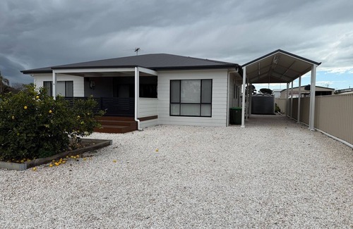 Melville House | Sea Breeze @ Coobowie ~ Close to beach and Pub!