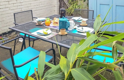Great Yarmouth Cottage | Sea Breeze is a delightful large family house a short stroll to the beach.