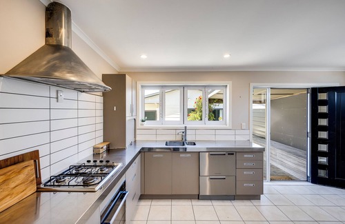 Haumoana House | Sea Deck Haven - Hastings Holiday Home