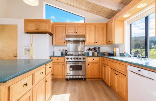 Sea Ranch House | Sea Drifter – Stunning, Pet Friendly Home in Desirable Sea Ranch w/Hot Tub