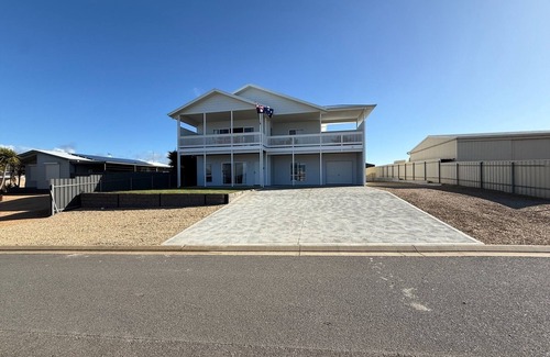Para Wurlie House | Sea Escape - Sea Views! Short walk to Tavern! Off Peak Special available!