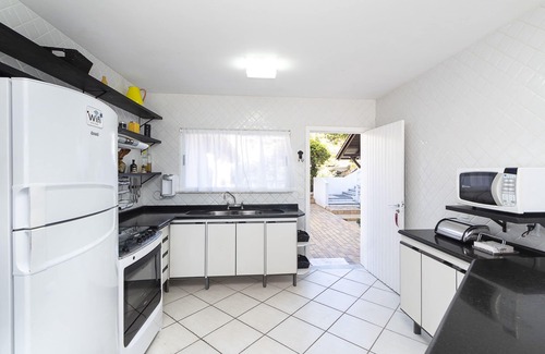 Centro House | Sea Front House in Bombinhas - 6 Suites and Pool