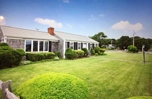 West Dennis House | "Sea Gypsy" Waterfront newly renovated, beautiful views, dock, beach!