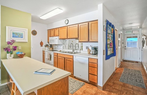 Wailua House Lots Condo | "Sea Haven: Oceanfront Getaway with Breathtaking Views at Wailua Bay View 305!"