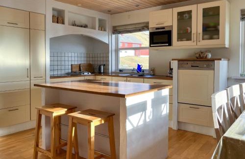 Leynar House | Sea & Mountain View 4 Bedroom