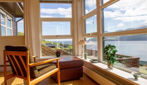 Leynar House | Sea & Mountain View 4 Bedroom