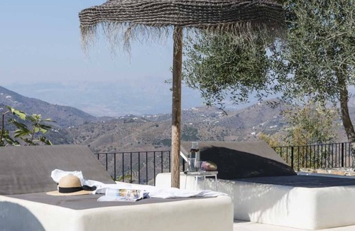 Torrox Villa | Sea & mountain views - 8 persons - private pool - air conditioning.