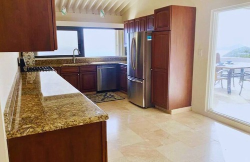 Estate Lovenlund Condo | Sea of Light!nA soft breeze, a slow morning, a view you’ll never forget.